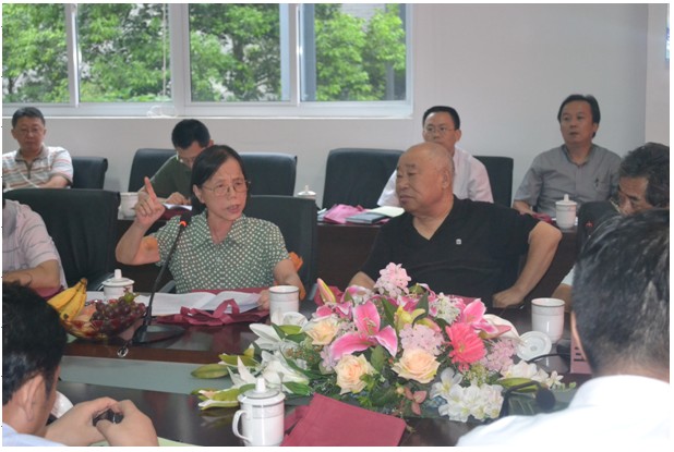 圖為協(xié)會副理事長，原安徽大學(xué)副校長陳慧霞女士在會上發(fā)言